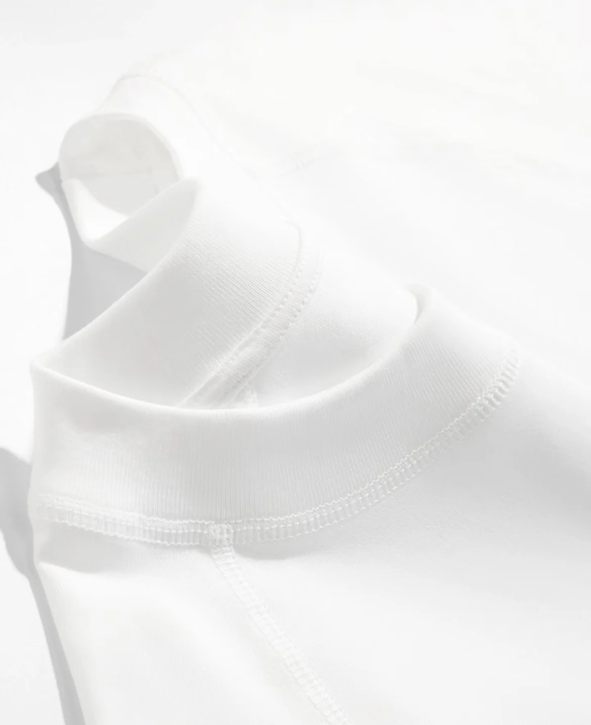 T-shirt nera festiva con Menor - Black Tin Candle recensione e prezzo